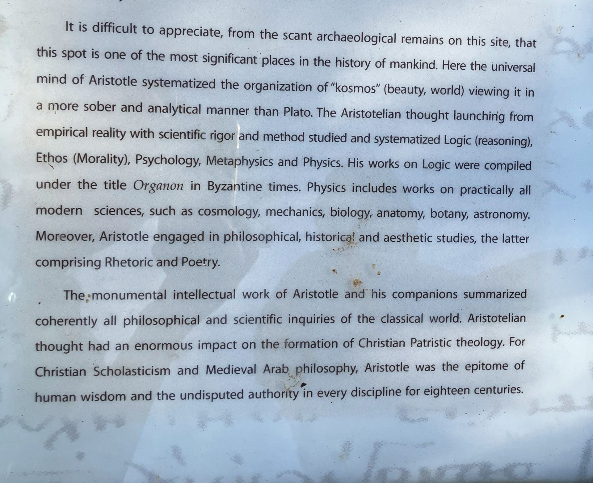 Foto van Engelse tekst bij de opgravingen van het Lykeion, tweede deel. 