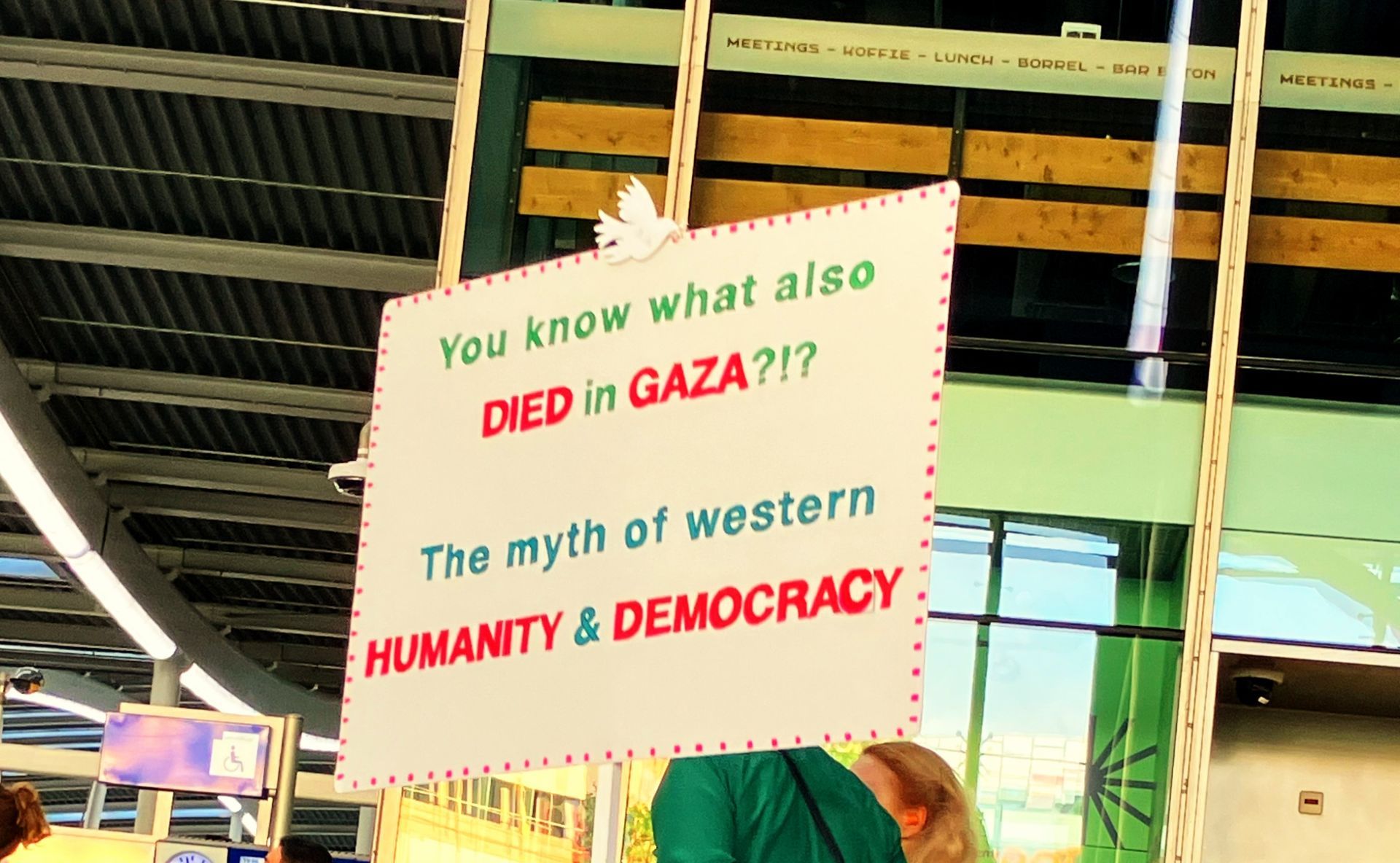 Bord bij een protest: 