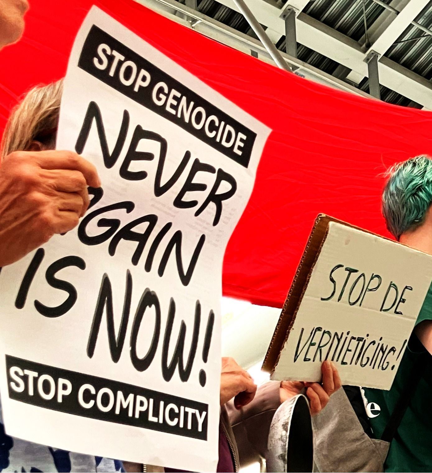 Demonstranten houden borden vast met de teksten 