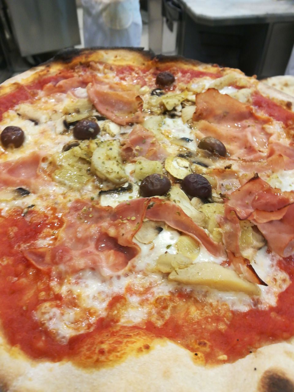 Pizza con olive e altri ingredienti