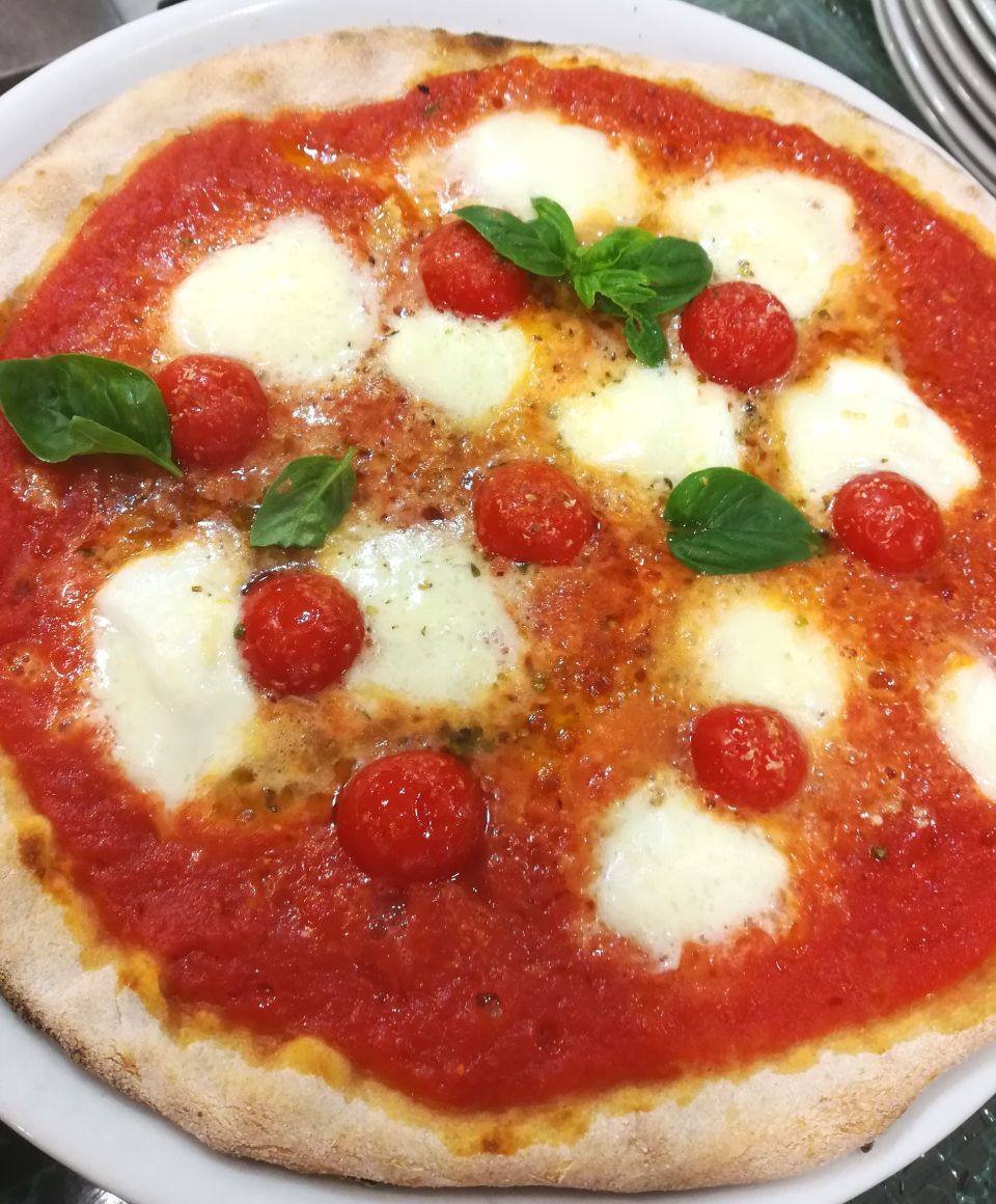 Pizza con pomodorini freschi