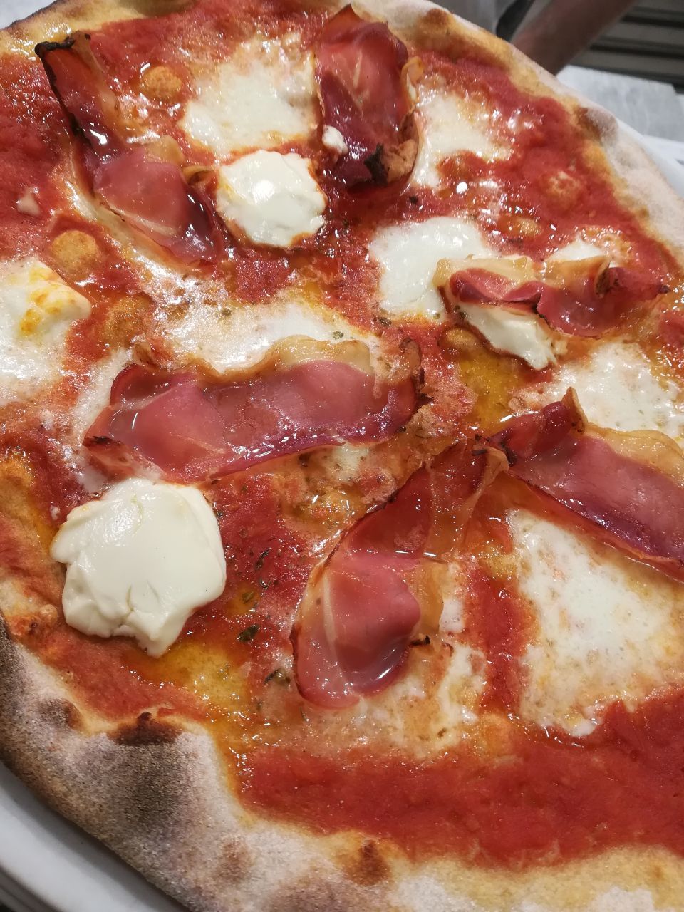 Pizza con prosciutto