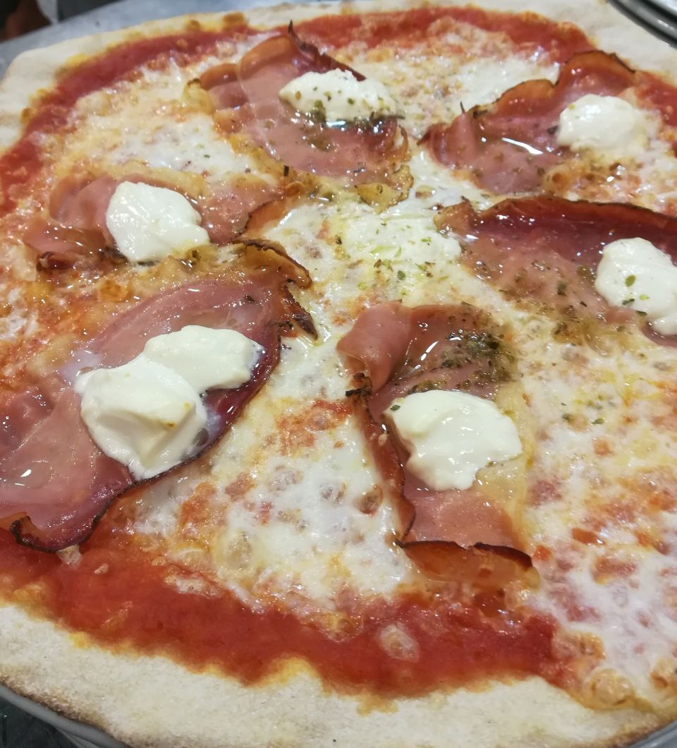 Pizza con prosciutto crudo