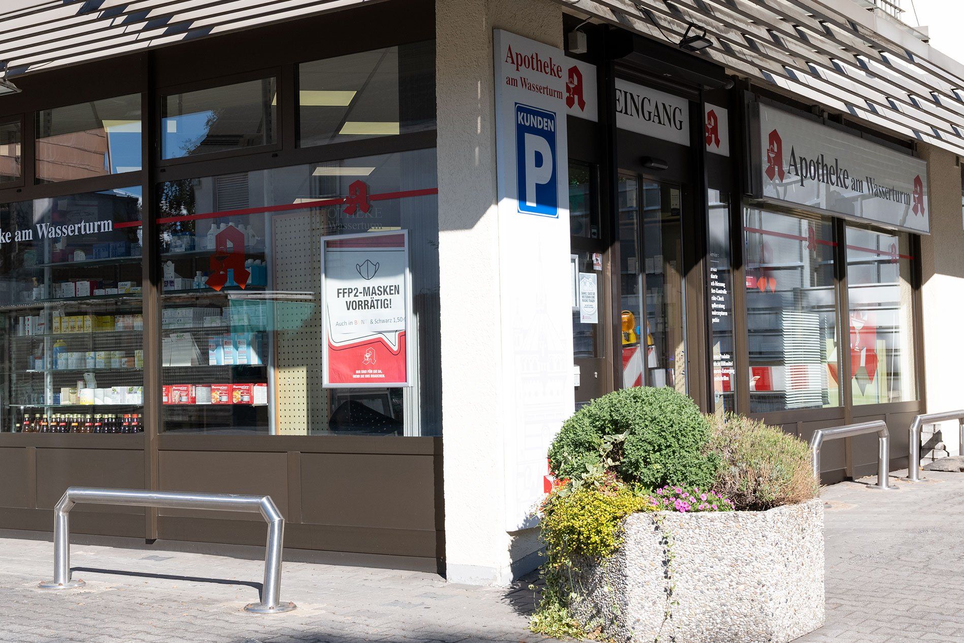 Eine Ladenfront mit einem Schild mit der Aufschrift „P“ darauf