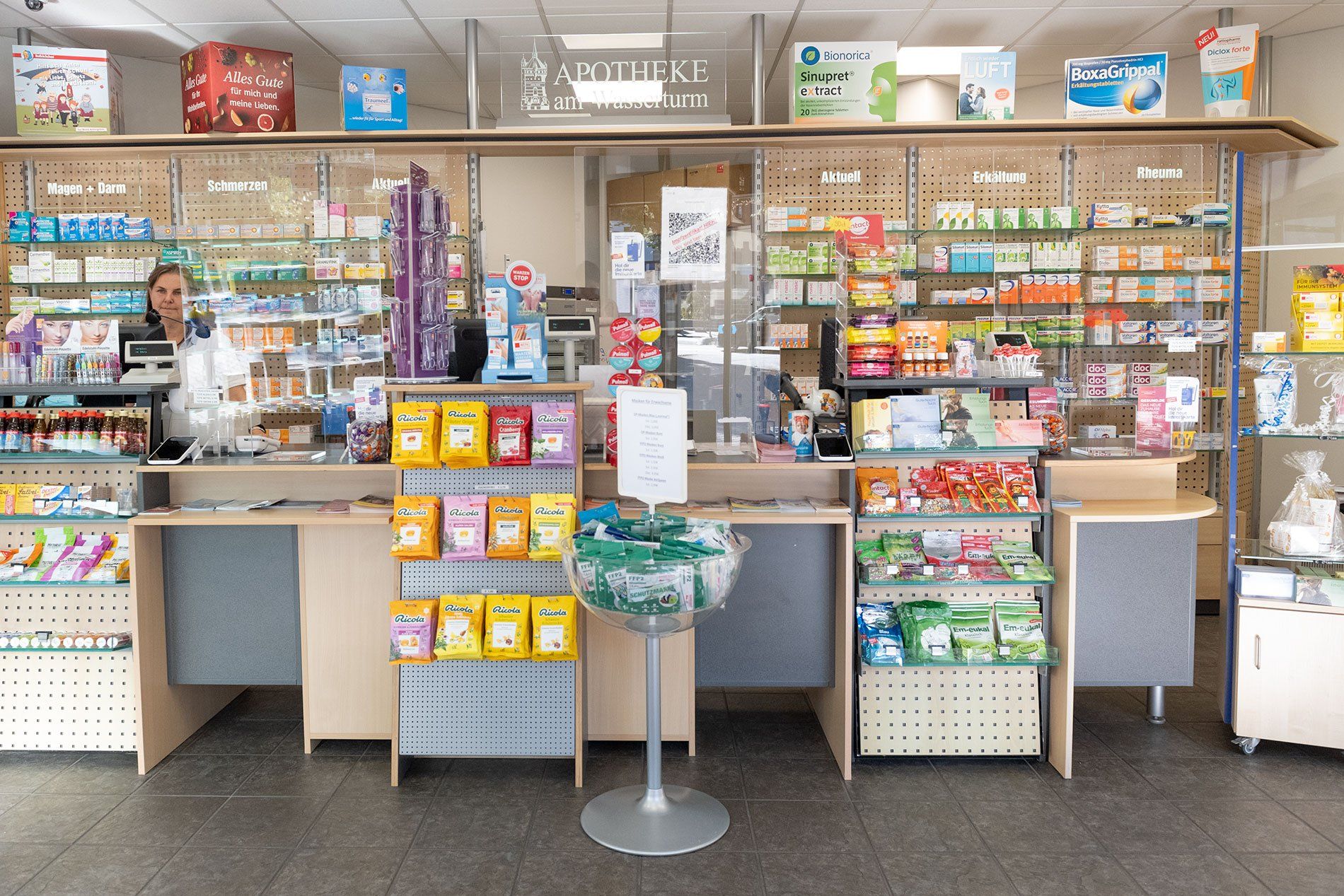 Eine Apotheke mit einem Schild mit der Aufschrift „Apotheke“