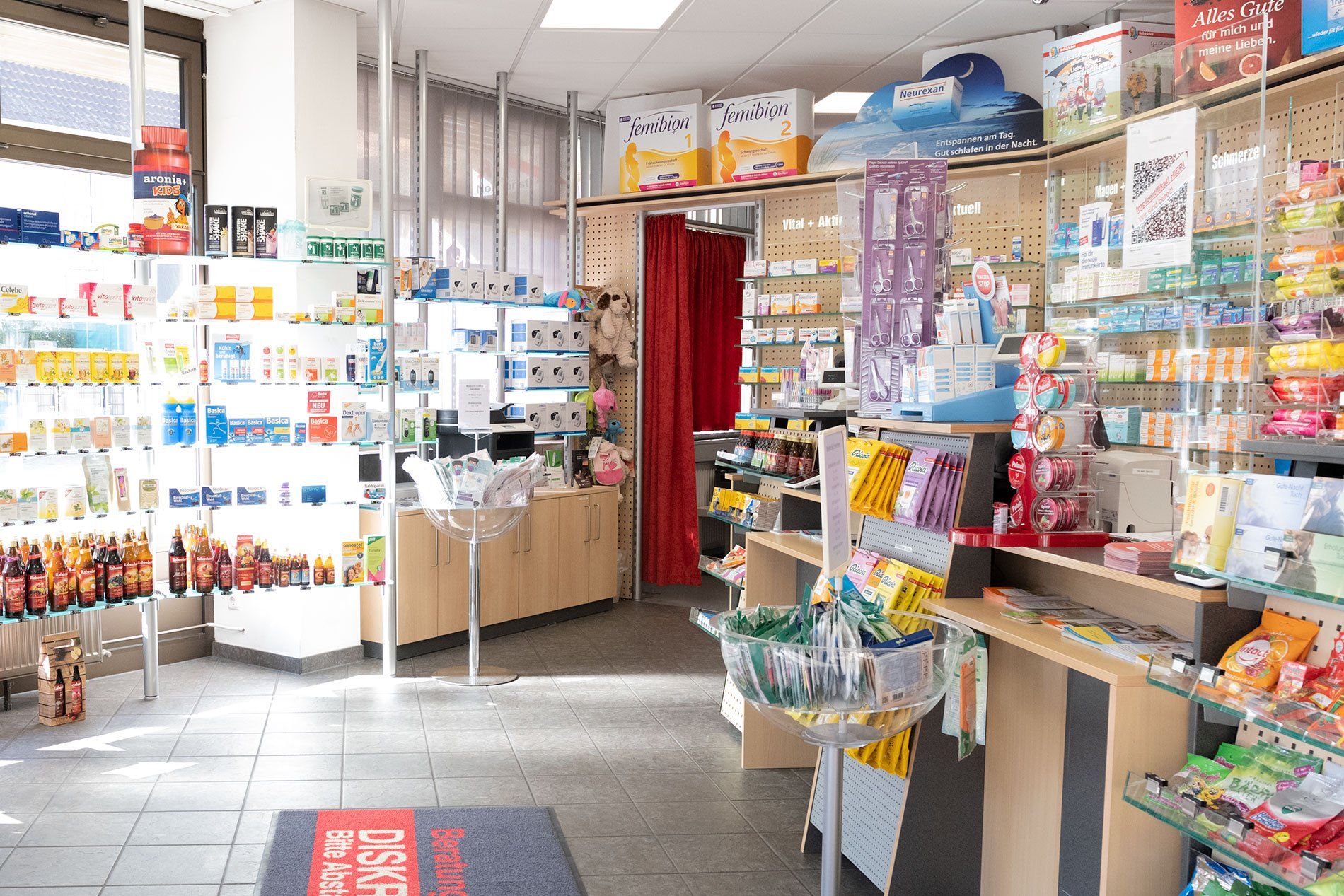 Das Innere einer Apotheke mit vielen Produkten gefüllt