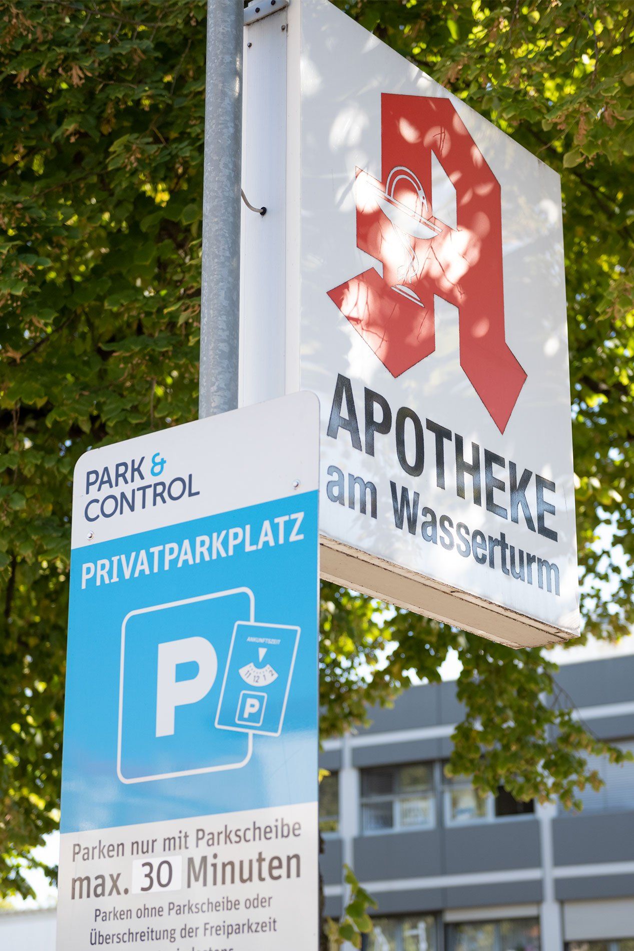 Ein Schild mit der Aufschrift „Park & Control“