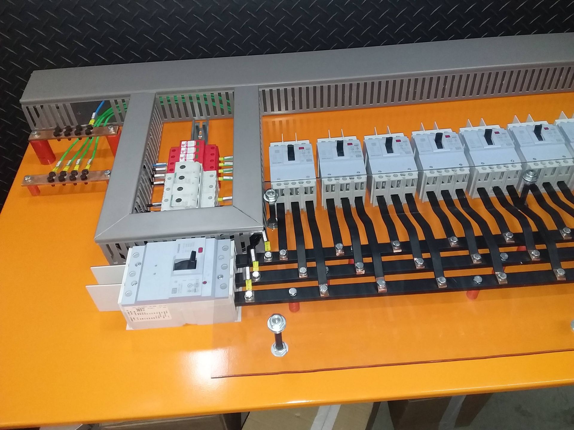 painel elétrico trifásico barramentos 250a disjuntor caixa moldada distribuição energia industrial
