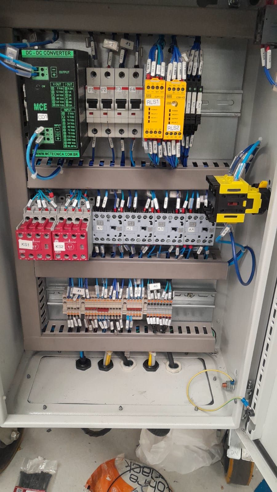 painel elétrico industrial montagem disjuntores proteção circuitos setor metalúrgico
