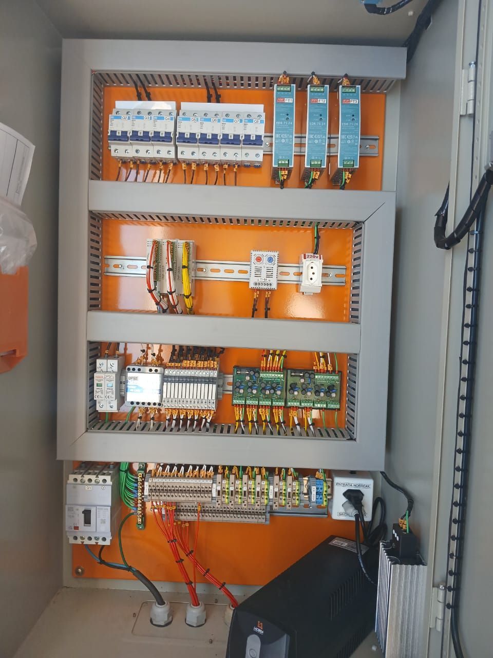 painel elétrico trifásico barramentos 250a disjuntor caixa moldada distribuição energia industrial
