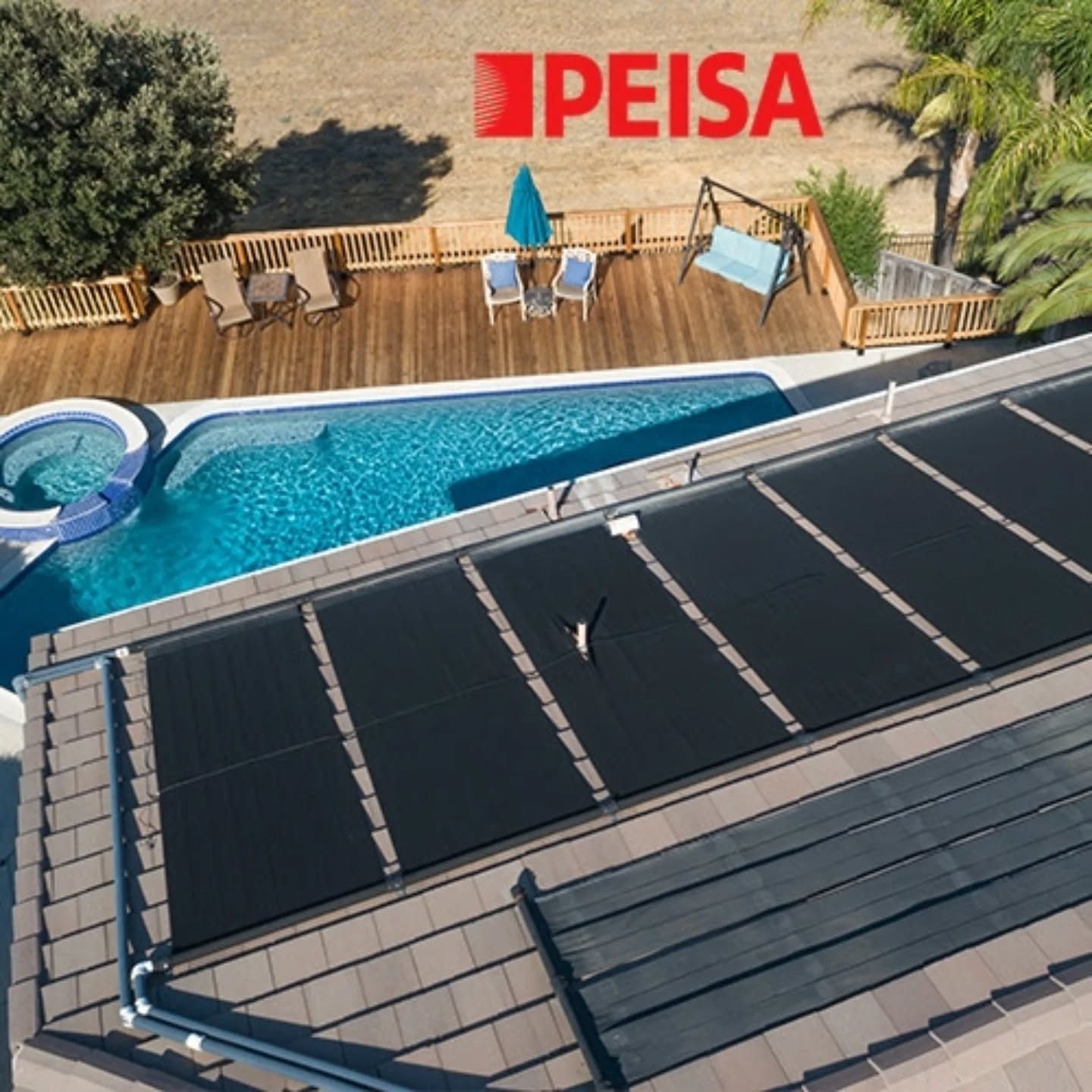 Piscina con paneles solares en el techo, terraza con muebles y el logotipo 