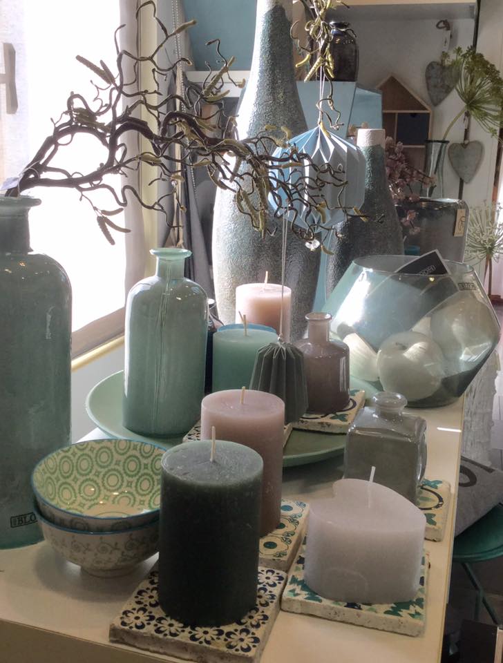 Candele colorate e vasi per fiori