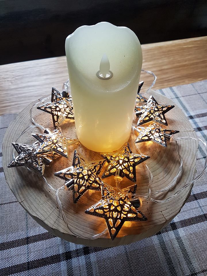 Centrotavola con candela e stelle luminose