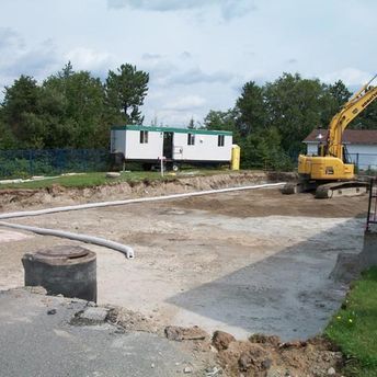 pelle mécanique et bureau de chantier