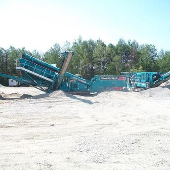 concasseur mobile bleu dans cours de gravier