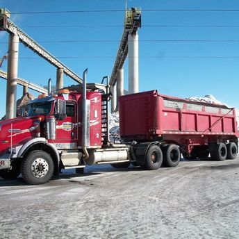 camion semi-remorque rouge