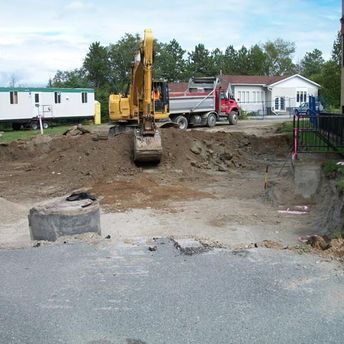 pelle mécanique qui fait travaux d'excavation