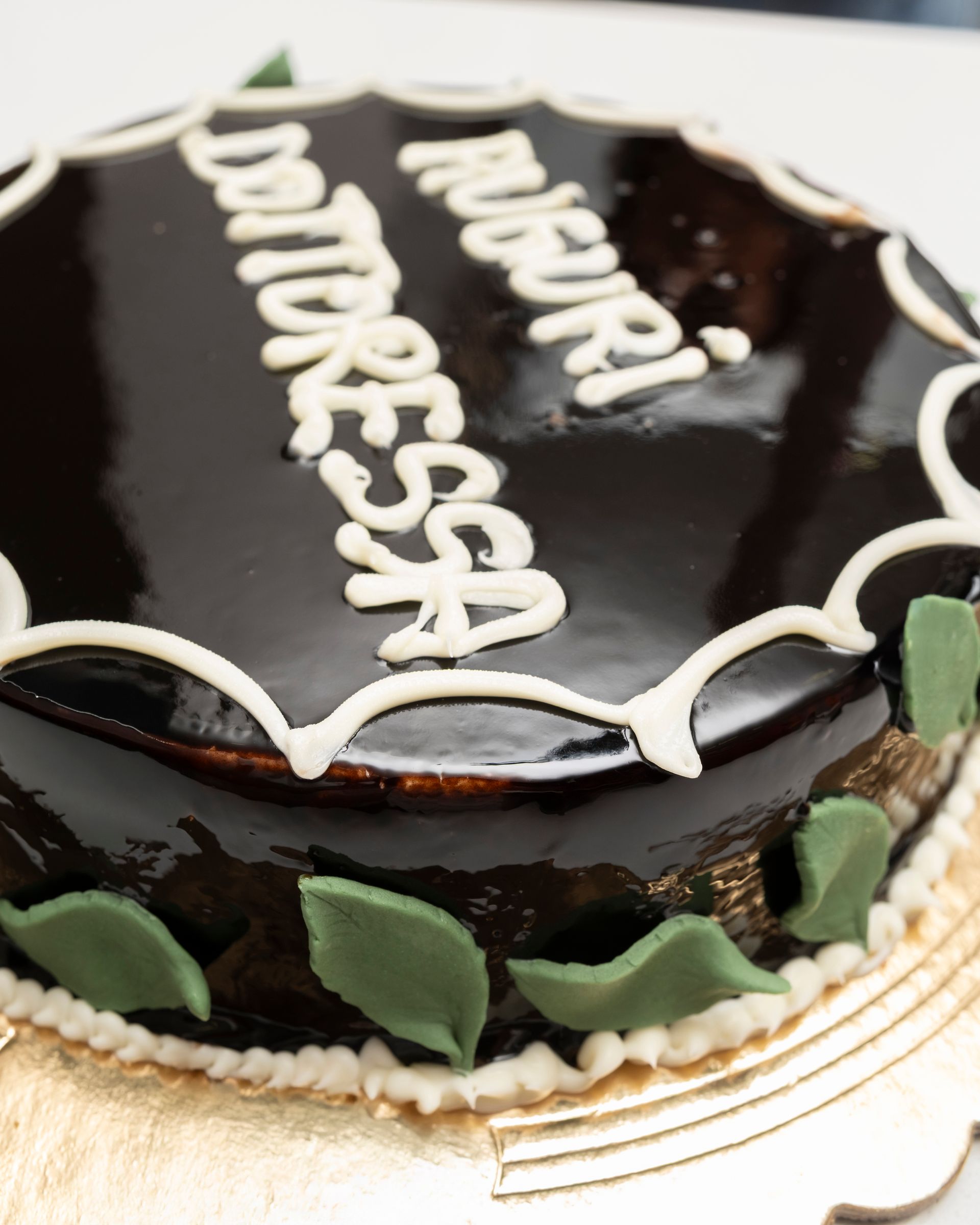 Torta al cioccolato con glassa bianca con la scritta