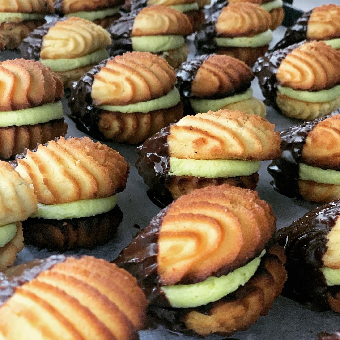 pasta di mandorla guarnita