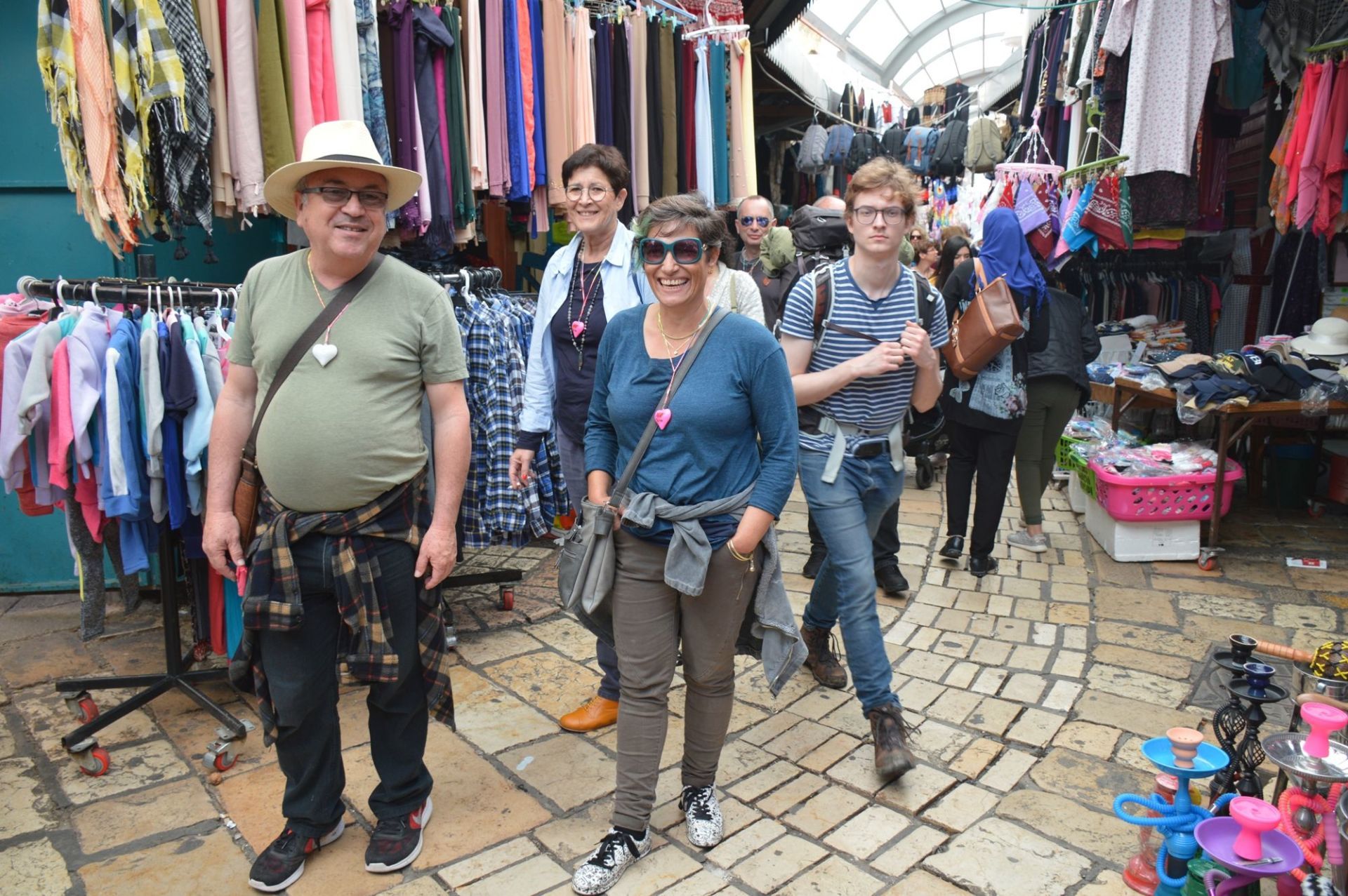 קבוצה של אנשים עוברת בשוק.