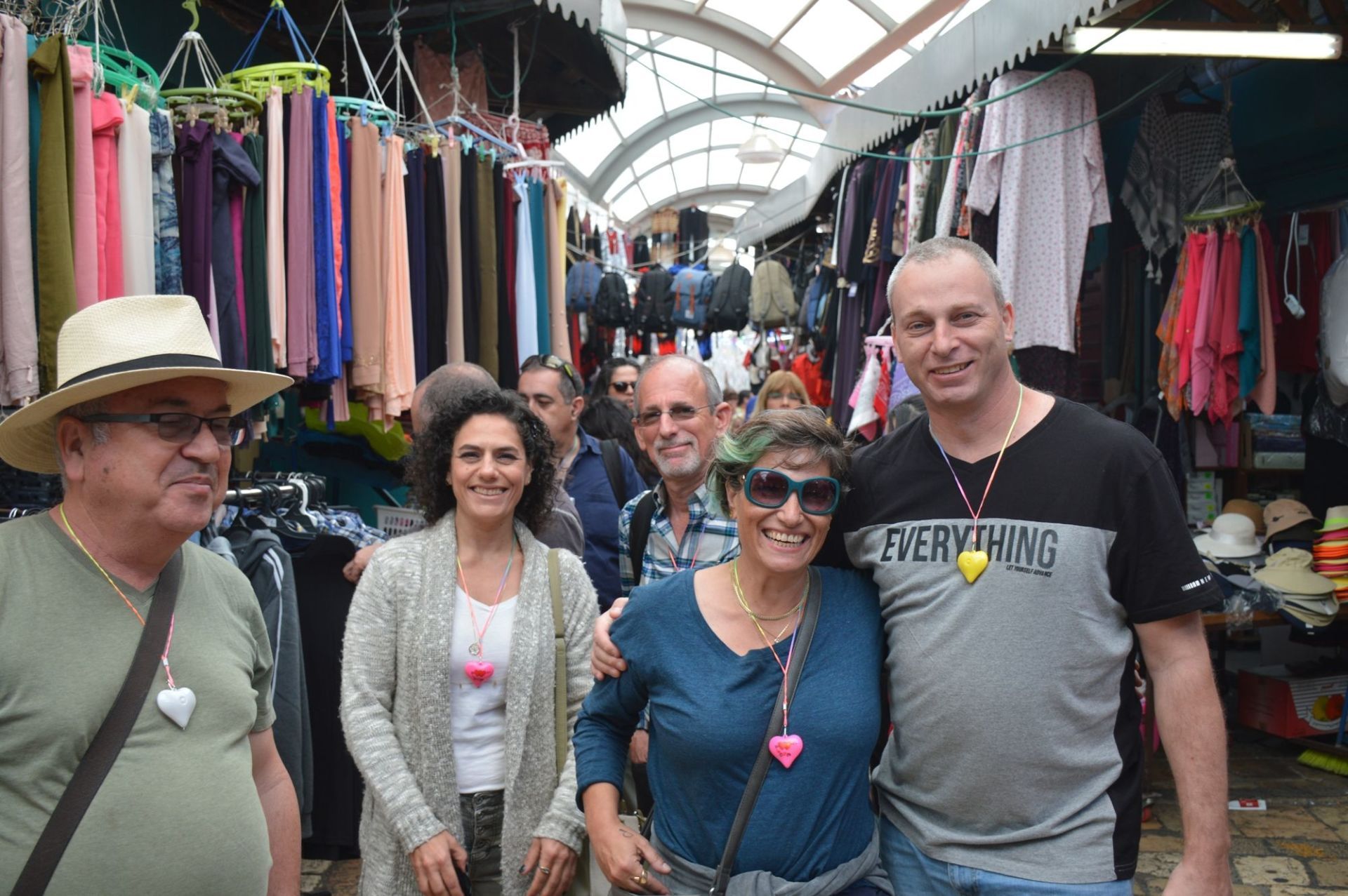 קבוצה של אנשים מצלמים בשוק.