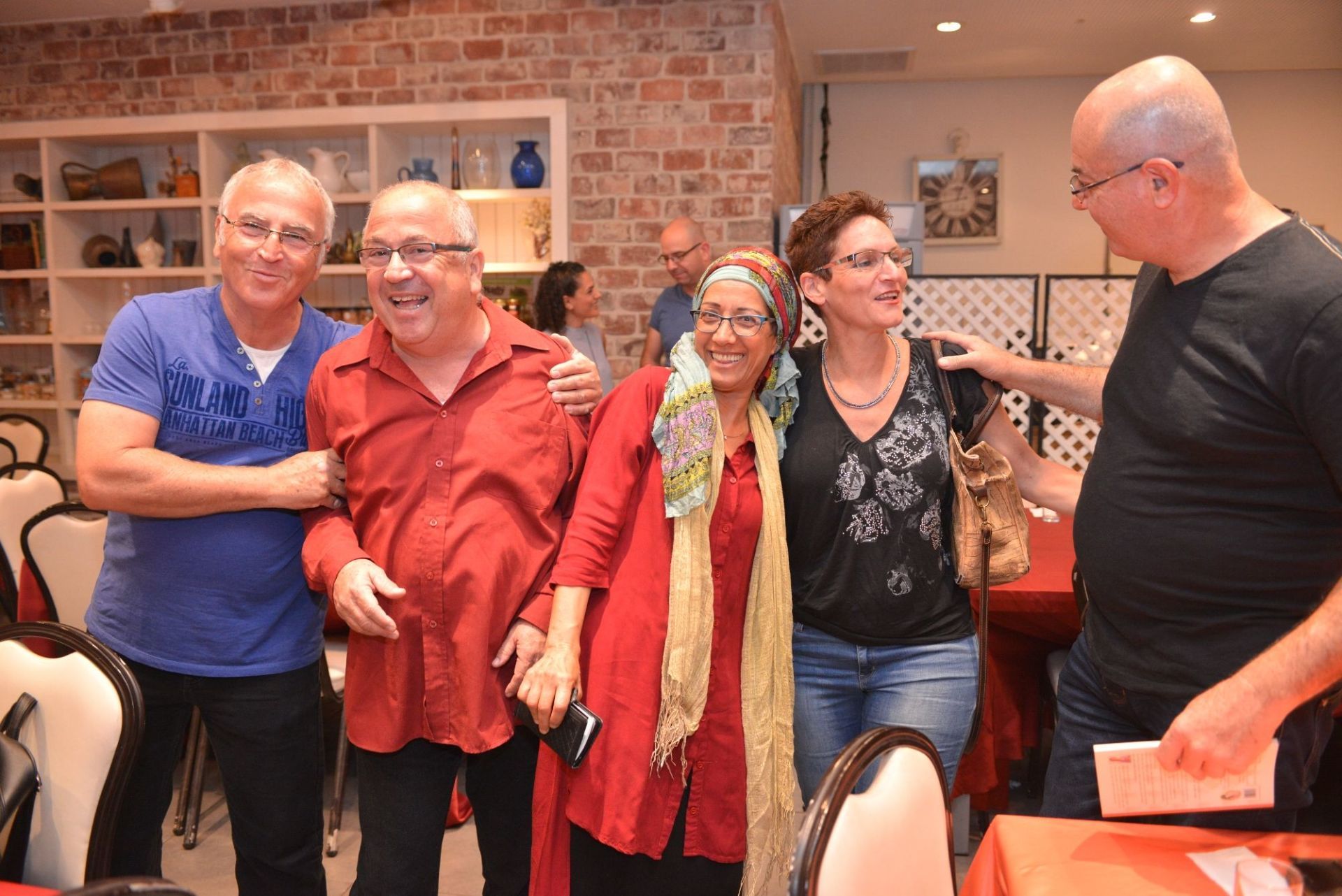 קבוצה של אנשים מצטלמים במסעדה.