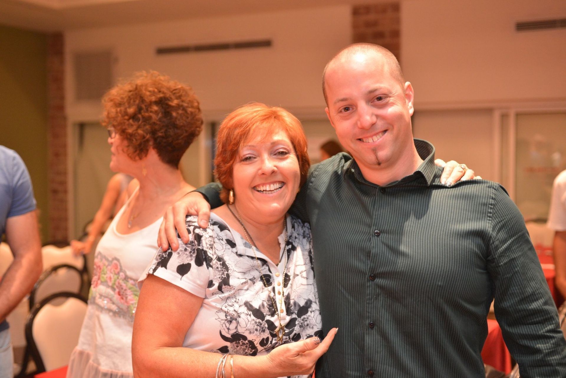 גבר ואישה מצלמים יחד.