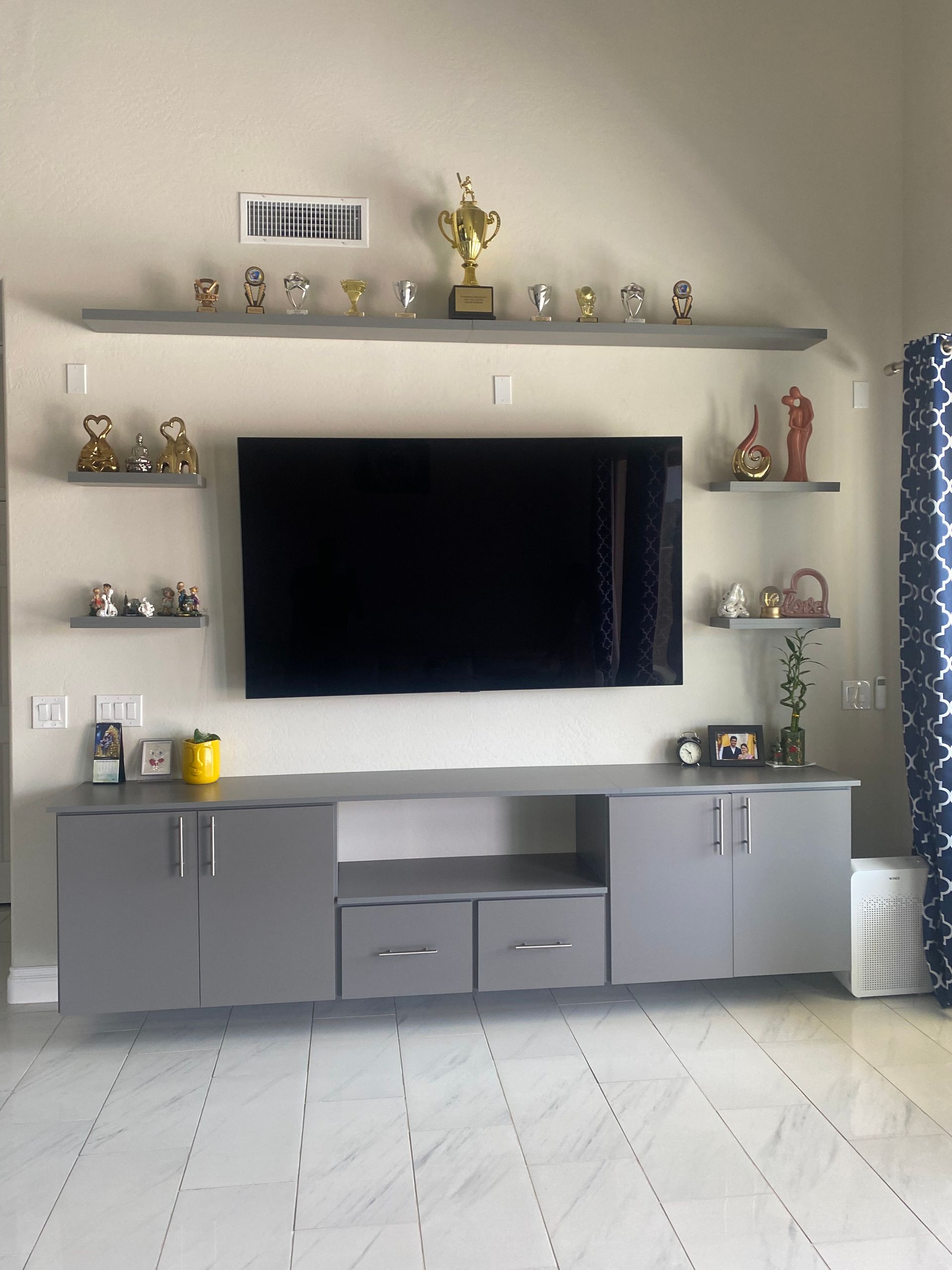 A living room with a flat screen tv on the wall