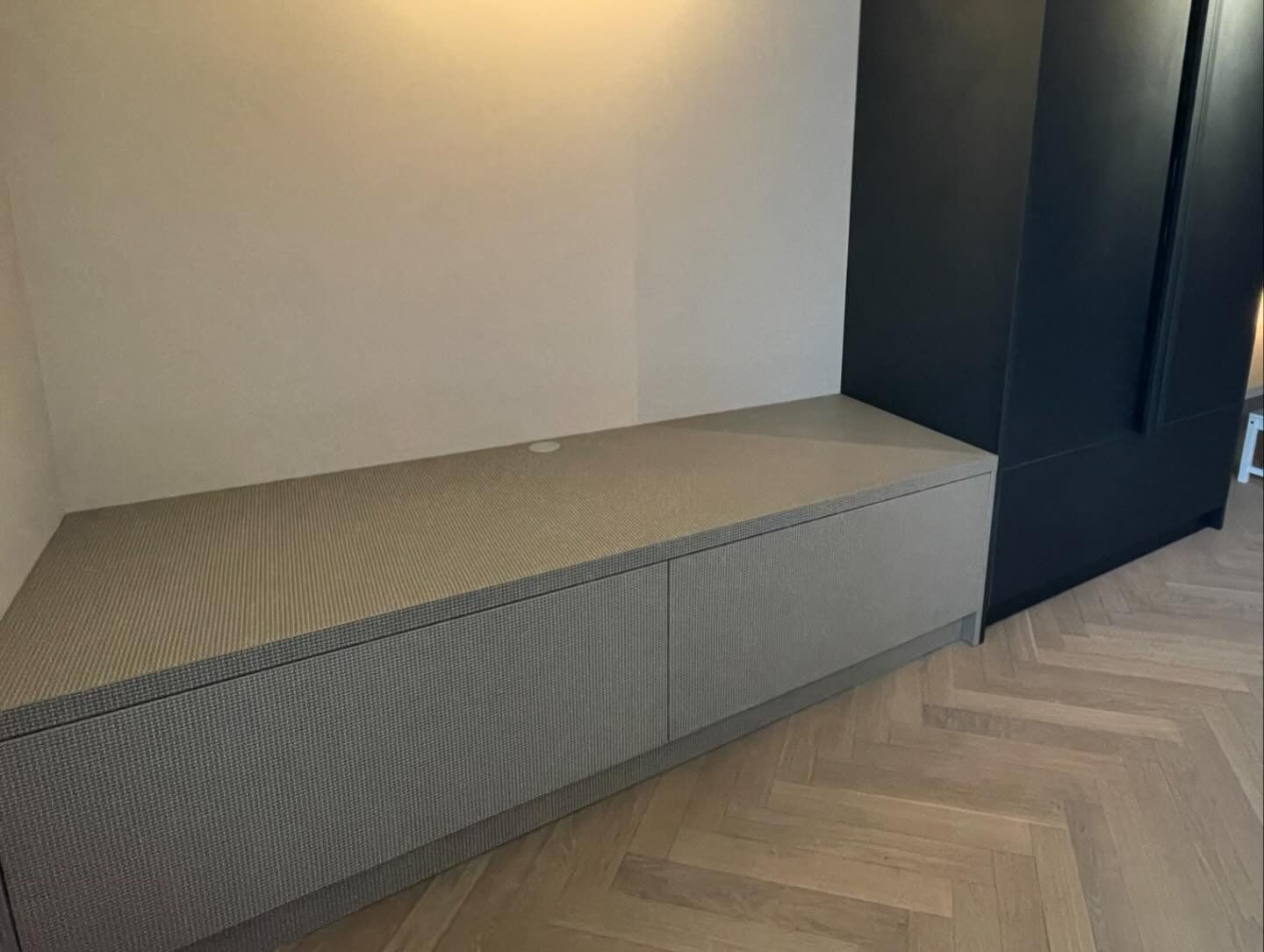 Er staat een bank in het midden van de kamer.