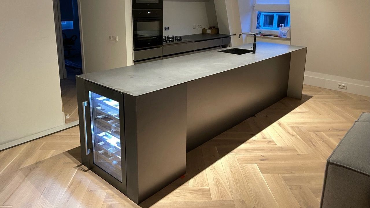 Een keuken met een groot kookeiland en een wijnkoeler.