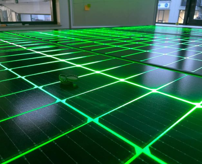 Een groen licht schijnt op een raster van zonnepanelen
