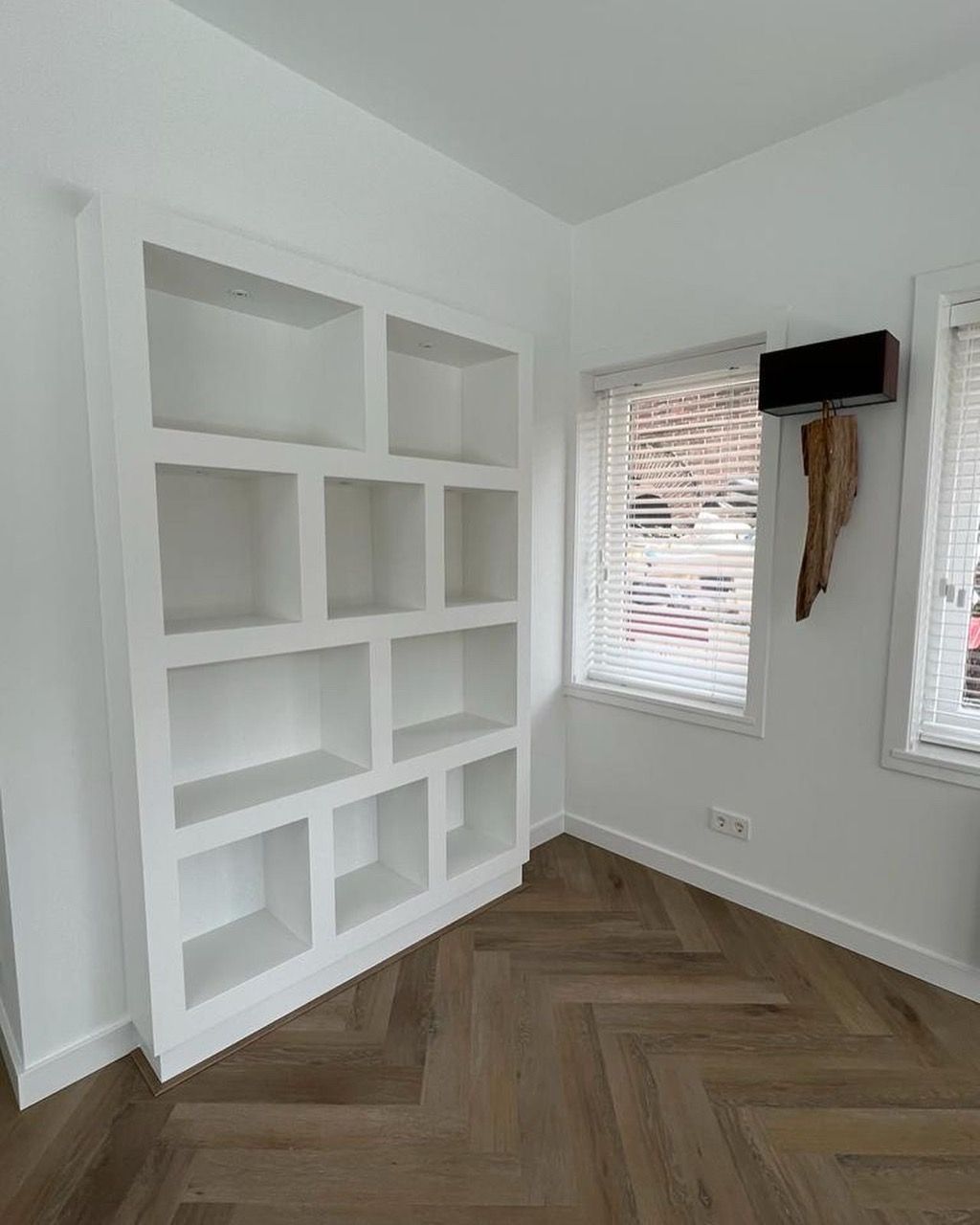 Vitrinekast ontworpen door Vuijst & Vuijst, met talrijke open compartimenten, zodat alles wat tentoongesteld wordt vanuit elke hoek zichtbaar is, ideaal voor het uitlichten van uw favoriete objecten.