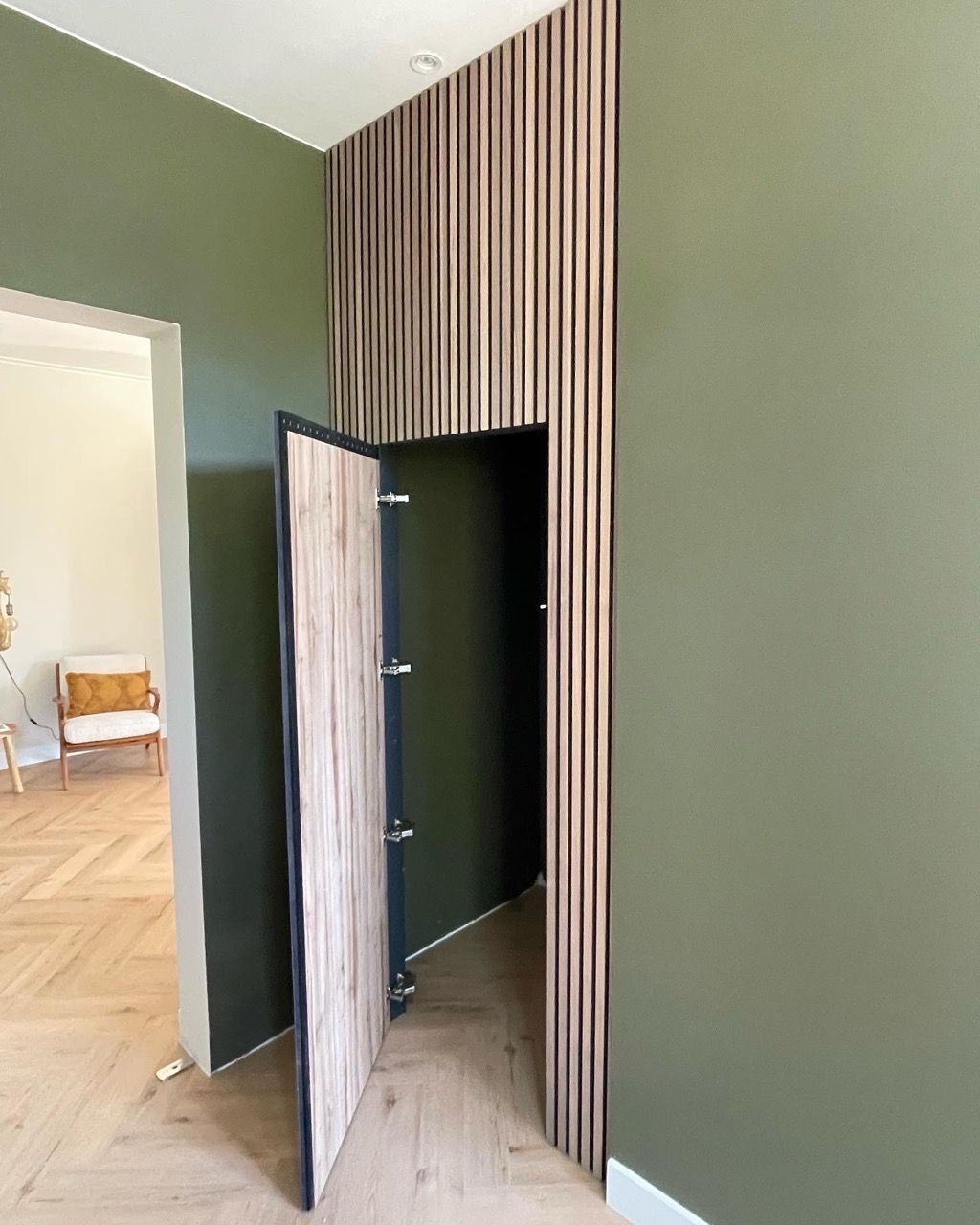 Een innovatieve deur, vervaardigd door Vuijst & Vuijst, uitgerust met akoestische panelen, combineert functionaliteit met design door geluidsabsorptie te integreren in een stijlvolle toegangsoplossing.