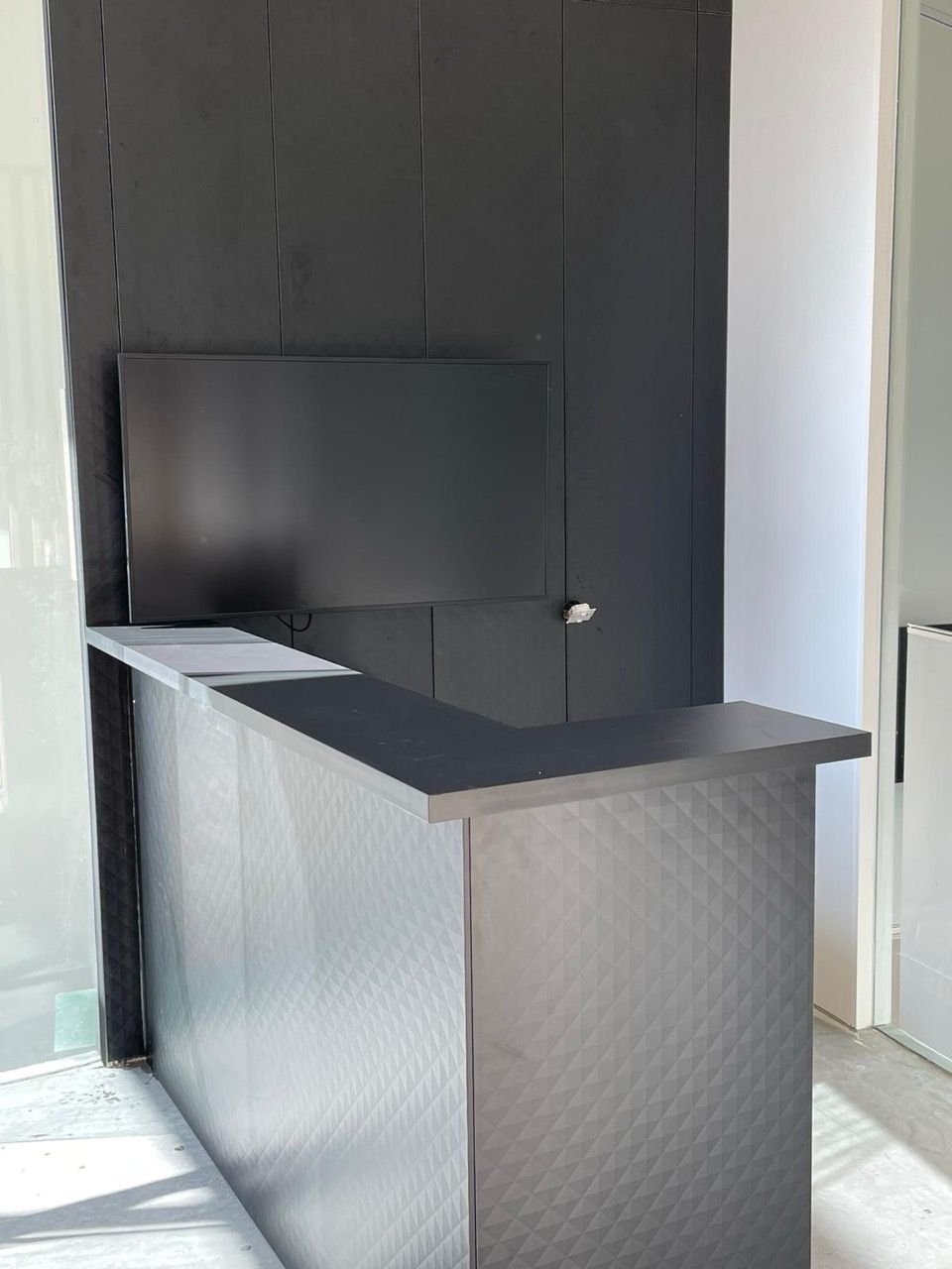 Maatwerk bar ontworpen door Vuijst & Vuijst, met een strak design en ingebouwde verlichting.