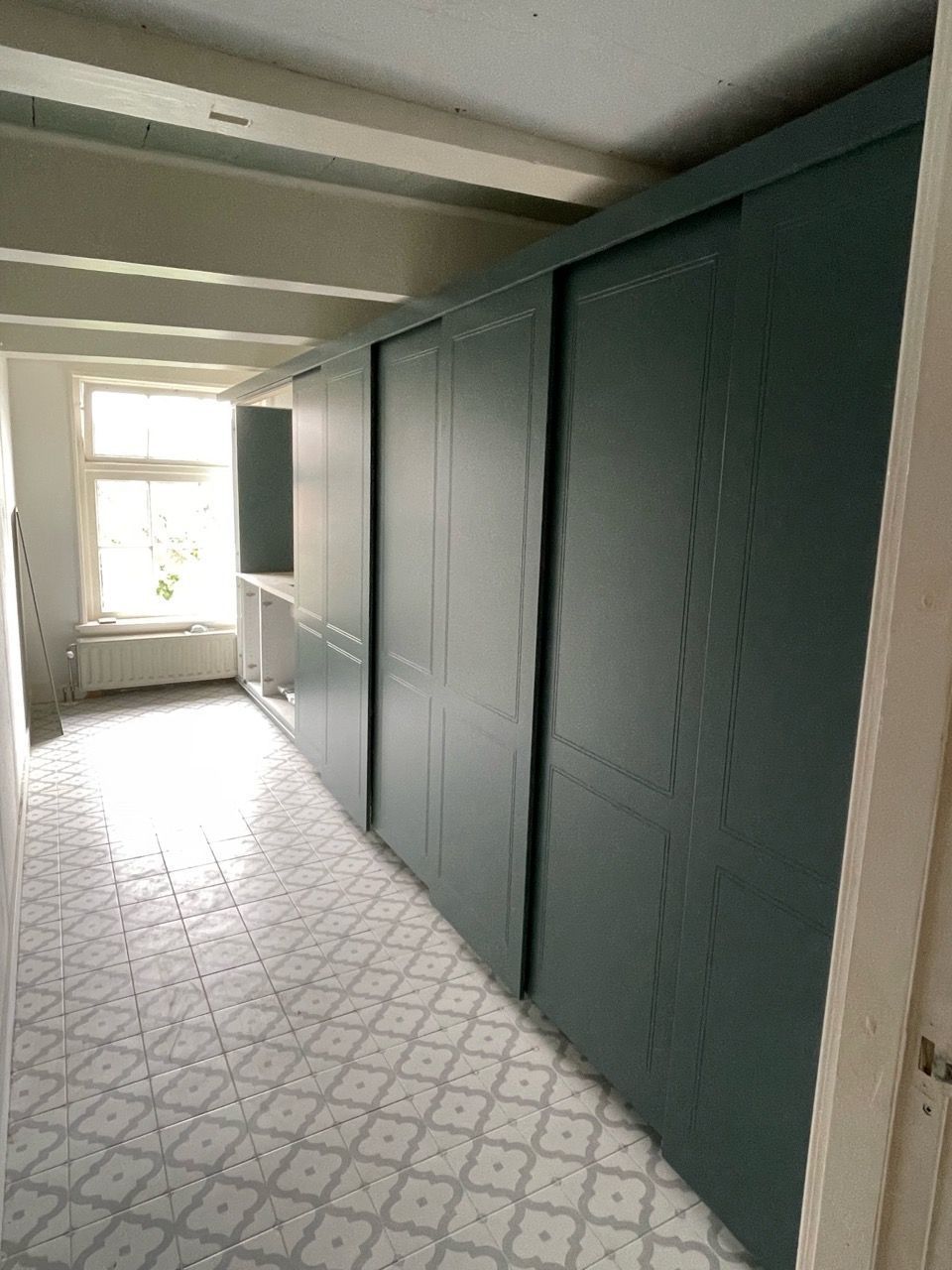 In de sfeervolle wasruimte van een monumentaal pand in Naarden Vesting vervaardigde Vuijst & Vuijst deze praktische waskast met schuifdeuren, perfect aansluitend bij het historische karakter van het gebouw.