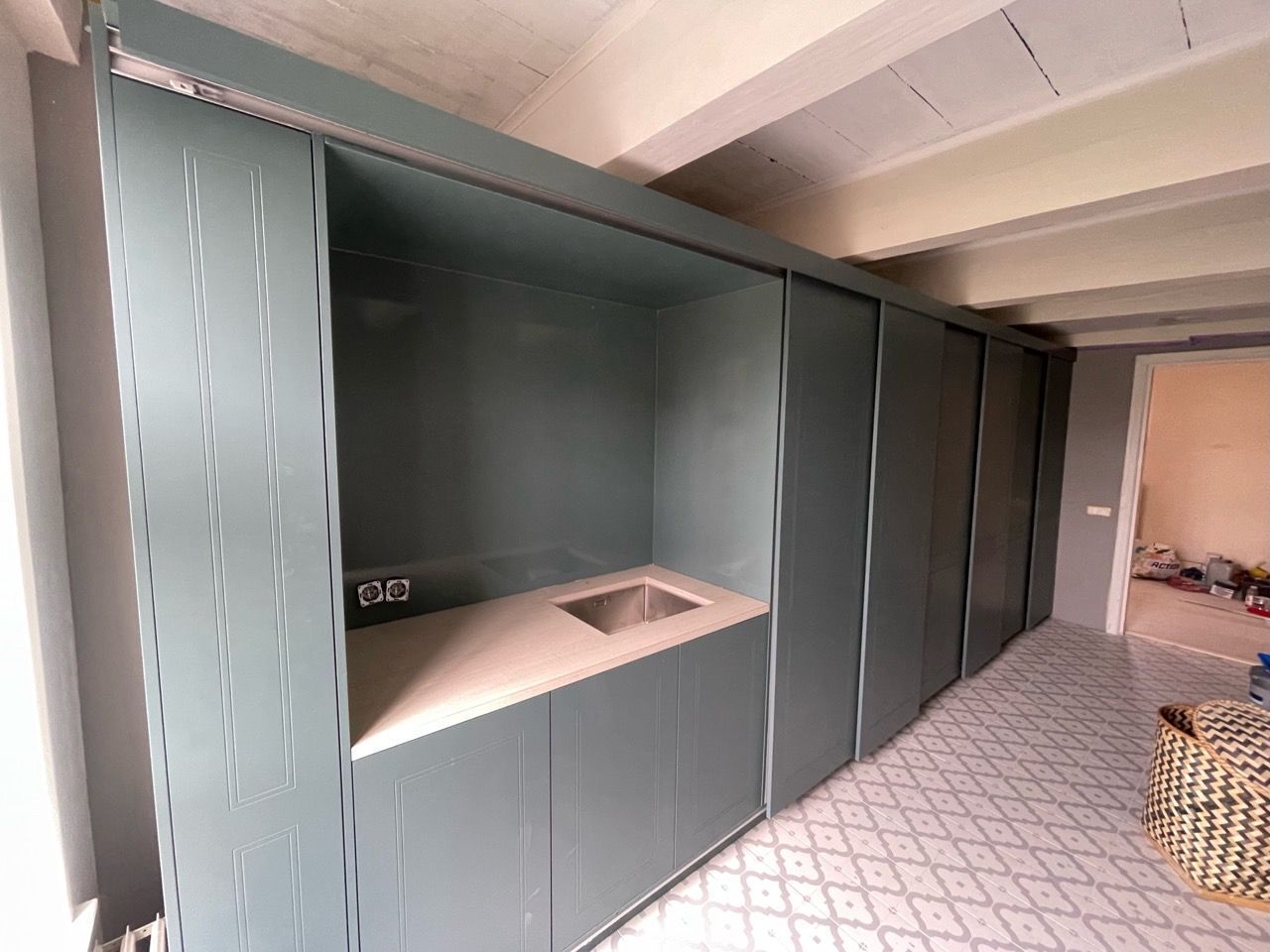 Een prachtige, op maat gemaakte keuken door Vuijst & Vuijst, waar vakmanschap en design samenkomen. Elk detail zorgvuldig overwogen om een ruimte te creëren die niet alleen functioneel is, maar ook een lust voor het oog, perfect afgestemd op de wensen en stijl van de bewoner.