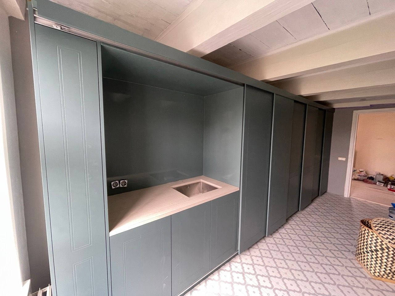 Er is een wastafel in het midden van de kamer.