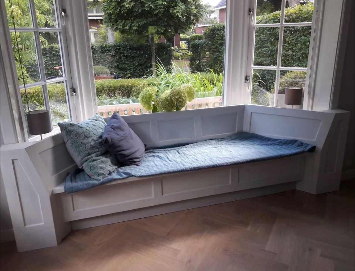 Speciaal ontworpen zitbank door Vuijst & Vuijst, geïntegreerd in de vensterbank, creëert een gezellige zithoek bij het raam om te genieten van het uitzicht.