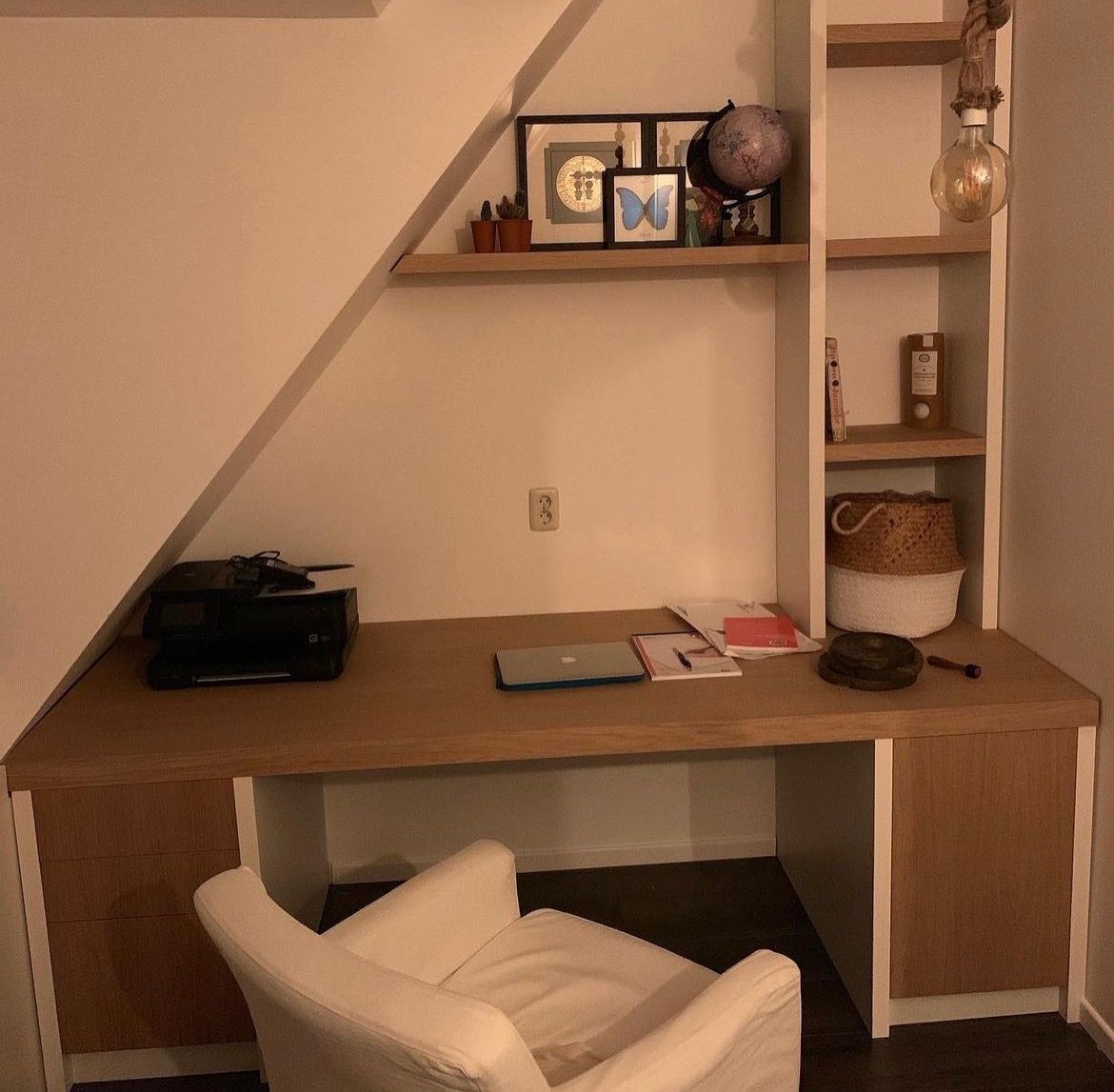 Op maat gemaakt bureau door Vuijst & Vuijst, perfect passend onder een schuine wand, optimaal benuttend de ruimte onder de kap voor een stijlvolle werkplek.