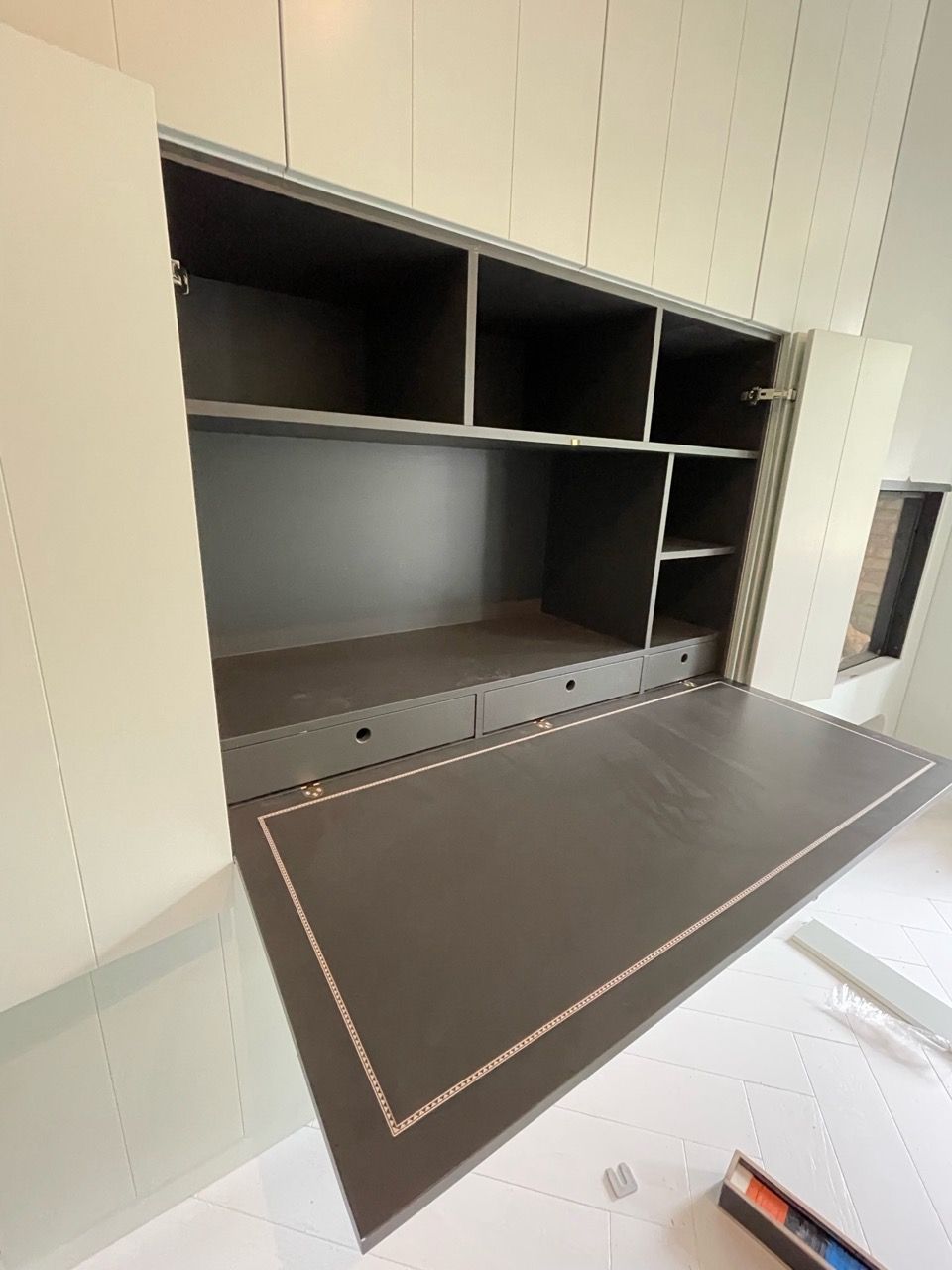 Een schitterende kast, opnieuw vervaardigd door Vuijst & Vuijst, met druklades en zonder zichtbare handgrepen, biedt een strakke en moderne uitstraling. Deze kast combineert moeiteloos esthetiek met functionaliteit, waardoor het een ideale keuze is voor liefhebbers van minimalistisch design die geen concessies willen doen aan gebruiksgemak.