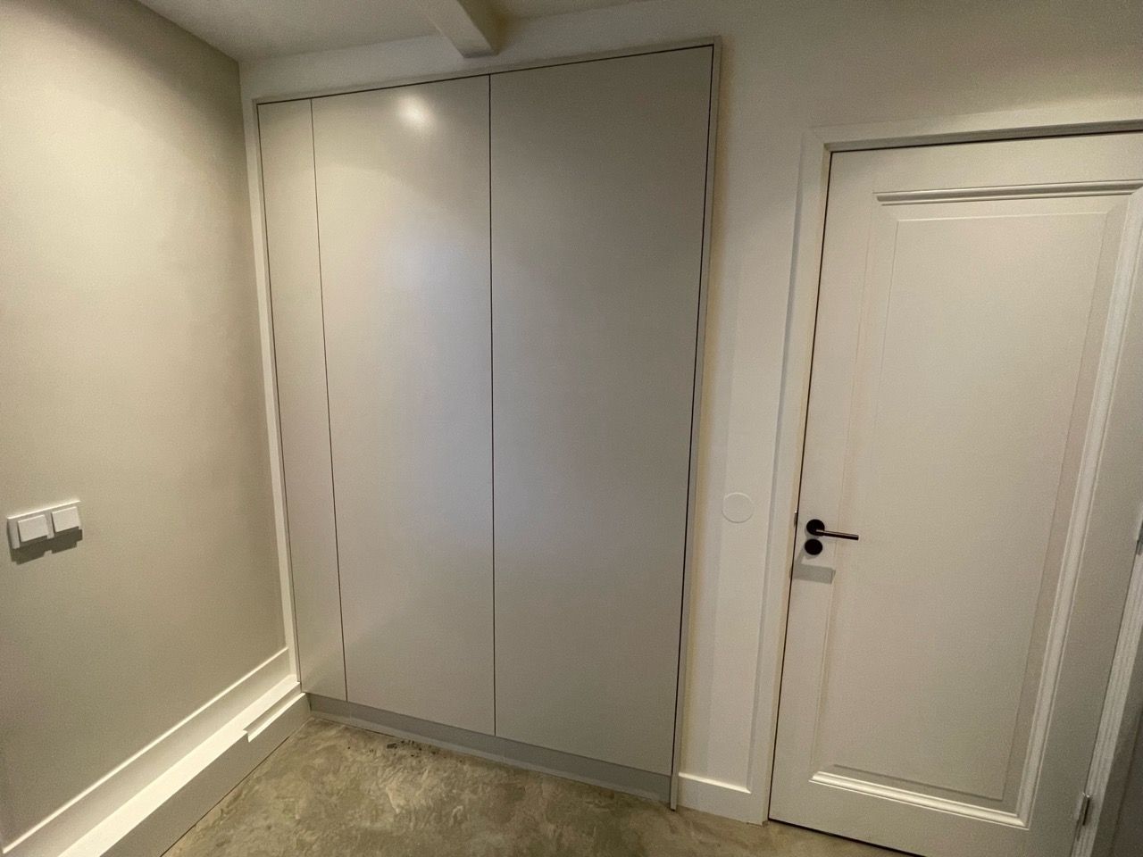 Traditionele kledingkast, met zorg vervaardigd door Vuijst & Vuijst, combineert functionaliteit met stijl voor een georganiseerde en elegante opbergoplossing voor uw garderobe.