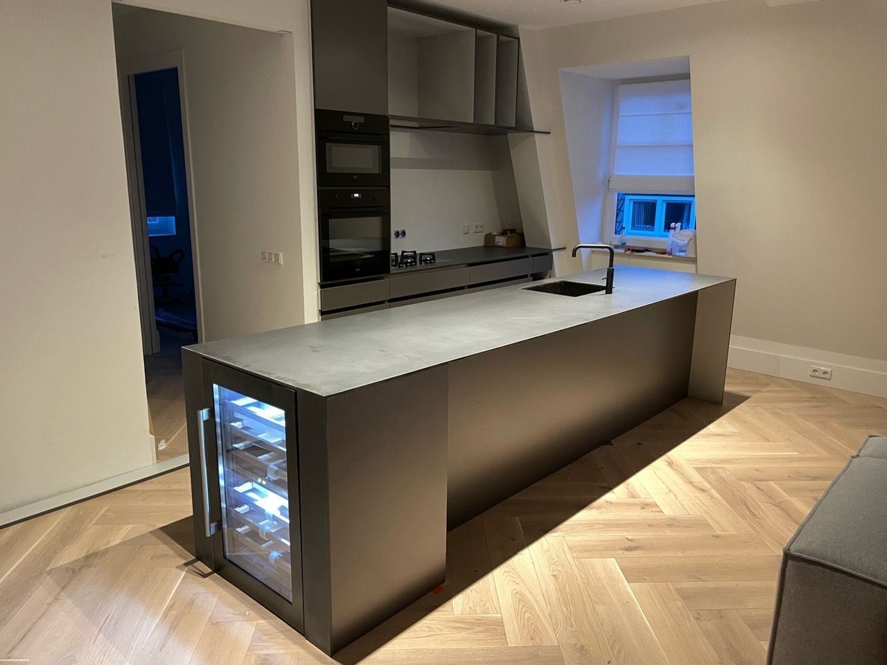 Een keuken met een groot kookeiland in het midden van de kamer.