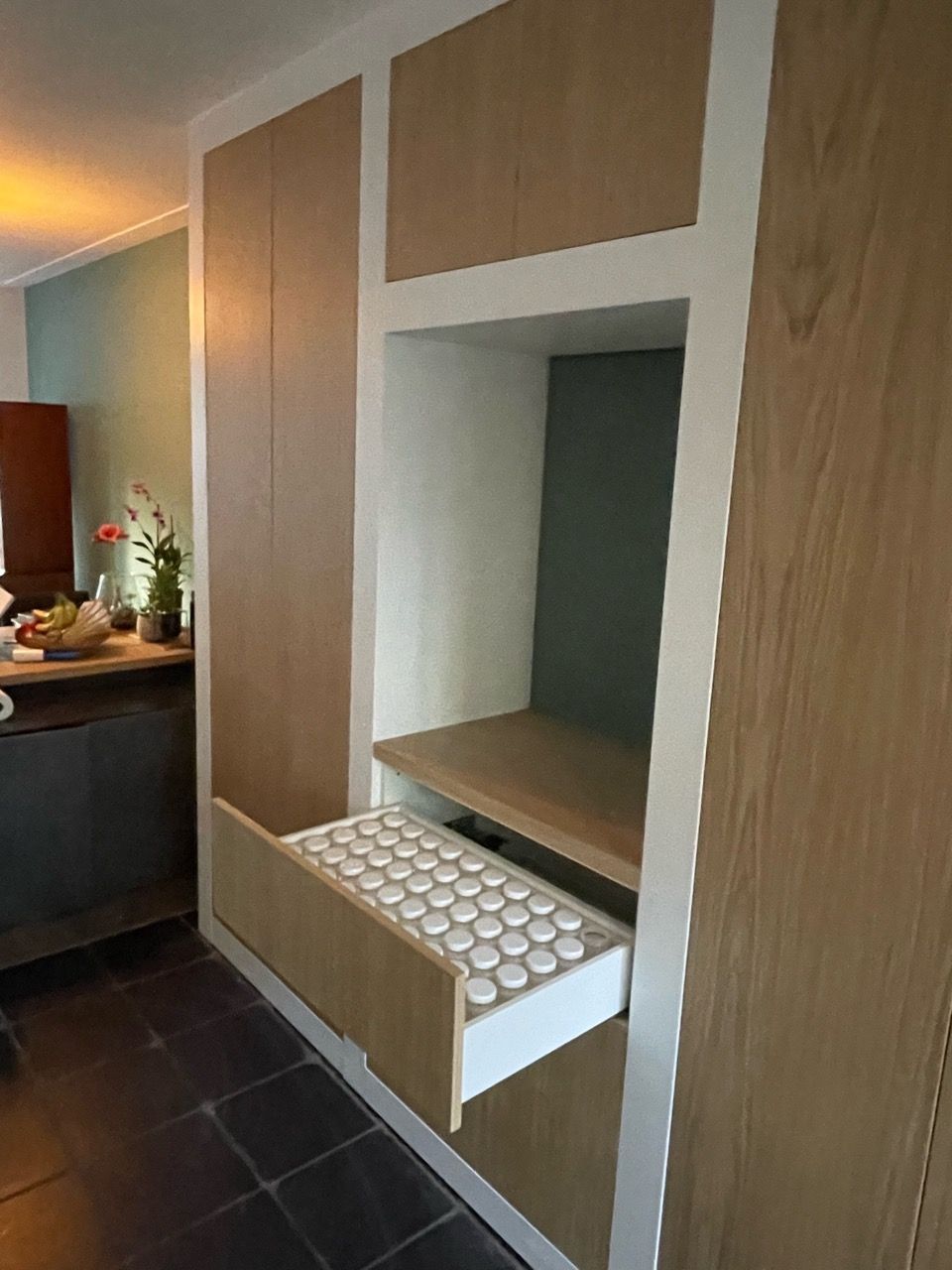 Een schitterende kast, opnieuw vervaardigd door Vuijst & Vuijst, met druklades en zonder zichtbare handgrepen, biedt een strakke en moderne uitstraling. Deze kast combineert moeiteloos esthetiek met functionaliteit, waardoor het een ideale keuze is voor liefhebbers van minimalistisch design die geen concessies willen doen aan gebruiksgemak.