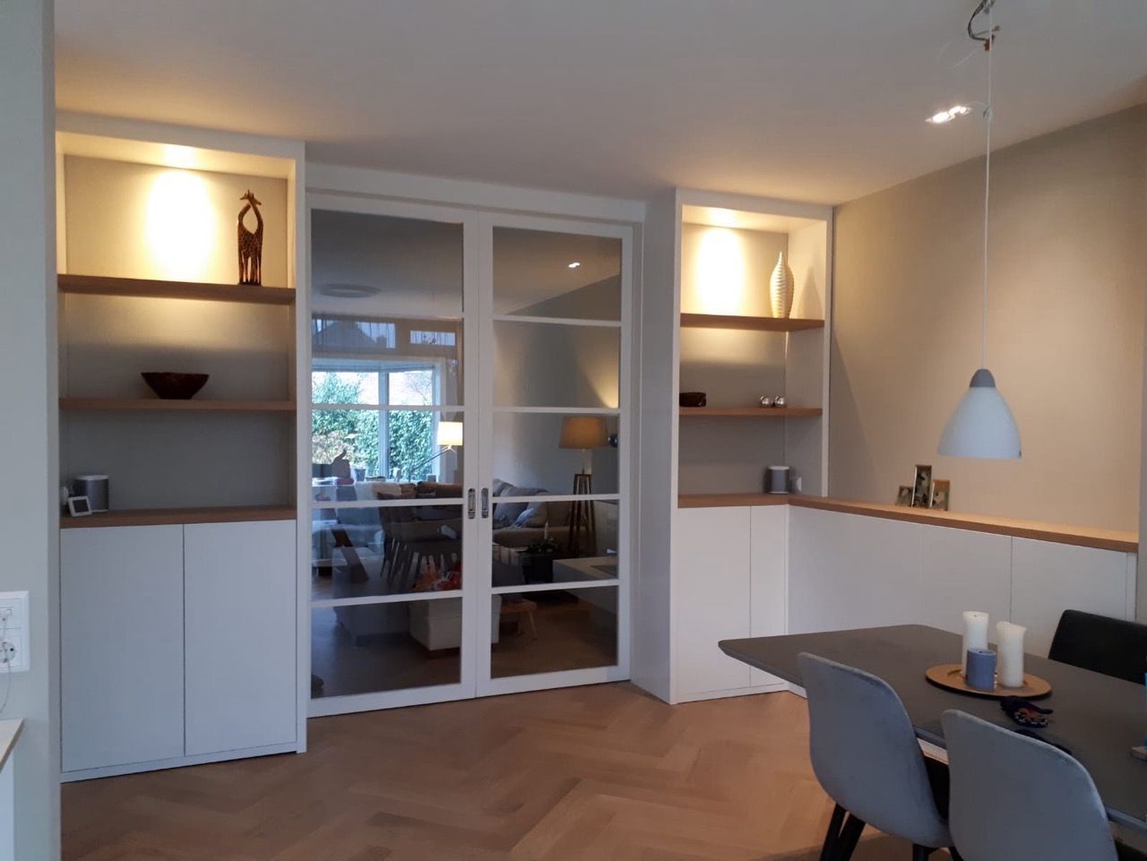 Strakke maatwerk kasten door Vuijst & Vuijst, voorzien van moderne, handgreeploze deuren, perfect geïntegreerd in een verfijnd interieur.