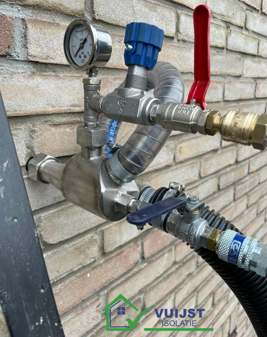 Foto van de flexibele slang van een spouwmuurisolatiewagen, waardoor geëxpandeerde polystyreen (EPS) balletjes worden geblazen voor de isolatie van een spouwmuur. De slang is strategisch geplaatst in een opening in de muur, klaar om de lichte, efficiënte EPS-isolatieballetjes te verspreiden tussen de binnen- en buitenmuur van het gebouw, wat zorgt voor een verbeterde thermische isolatie en energie-efficiëntie van de woning.