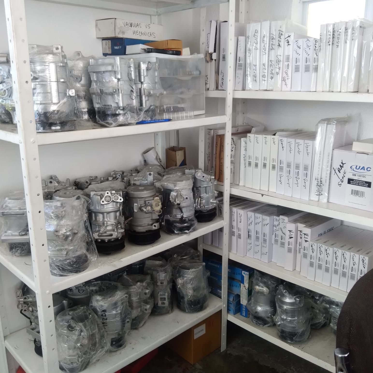 Una habitación llena de estantes llenos de muchas cajas y frascos