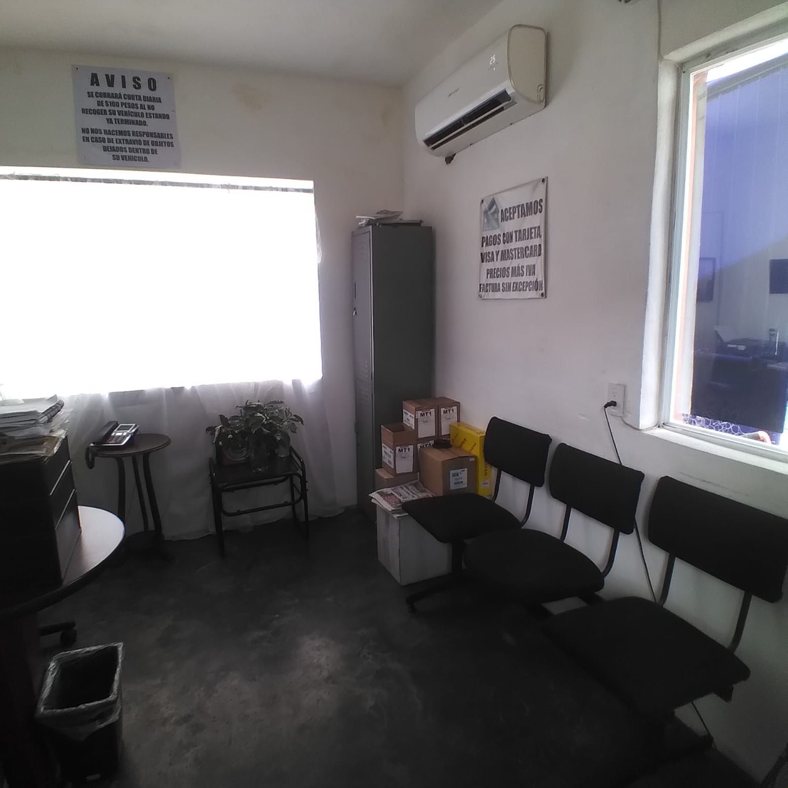 Una habitación con un cartel en la pared que dice aviso