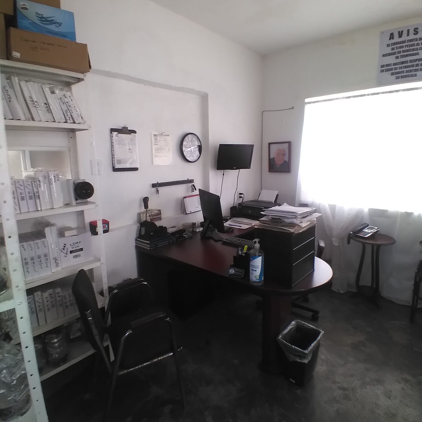 Una habitación con un cartel que dice avis