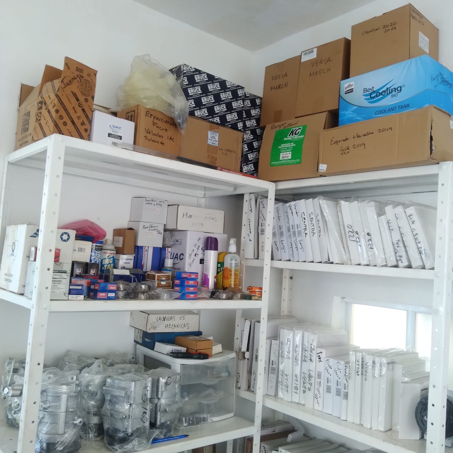 Estantes llenos de cajas, incluida una que dice refrigeración