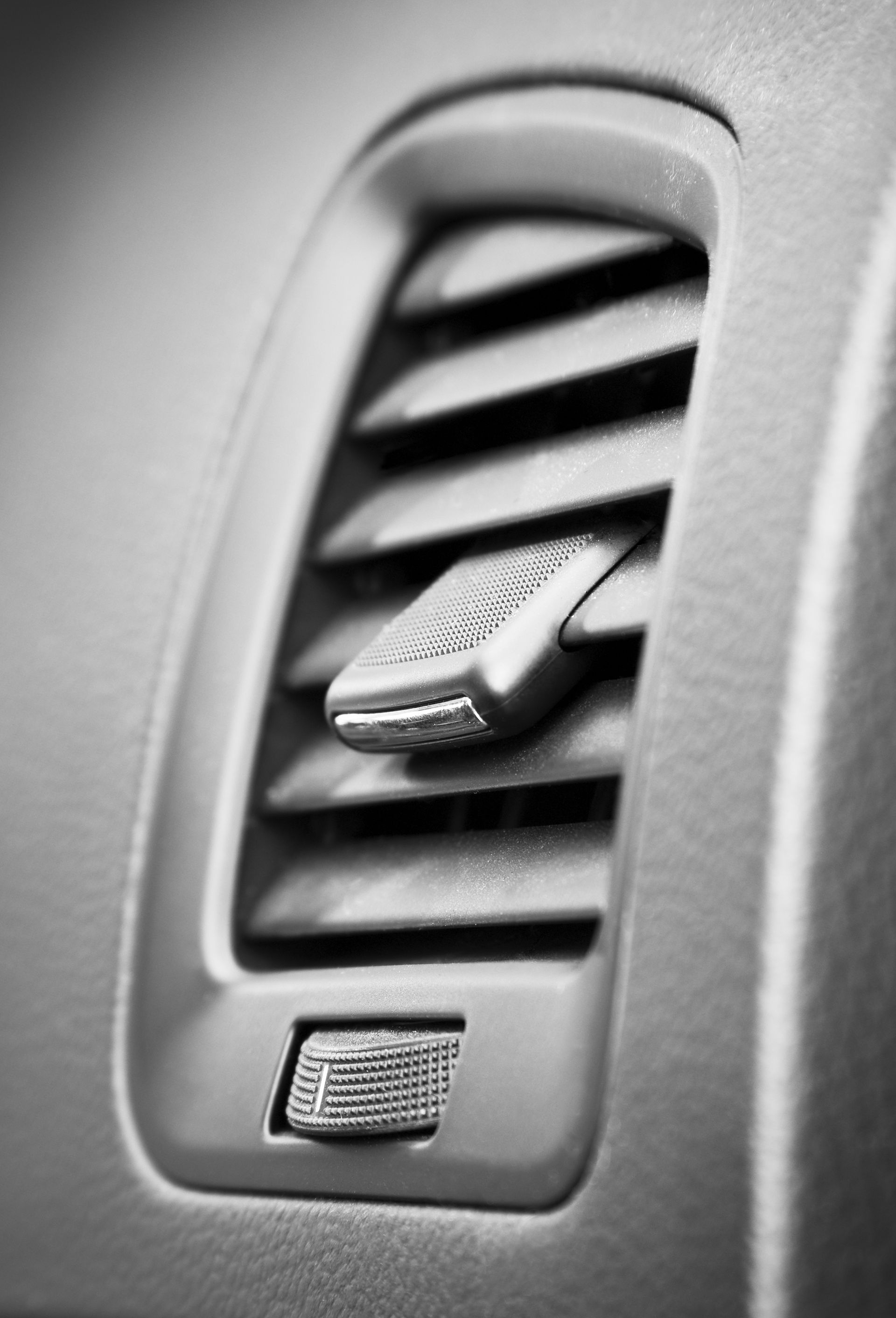 Una fotografía en blanco y negro de la salida de aire de un automóvil.